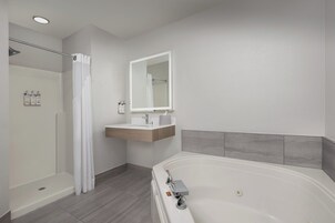 Bañera con ducha, secador de pelo, toallas