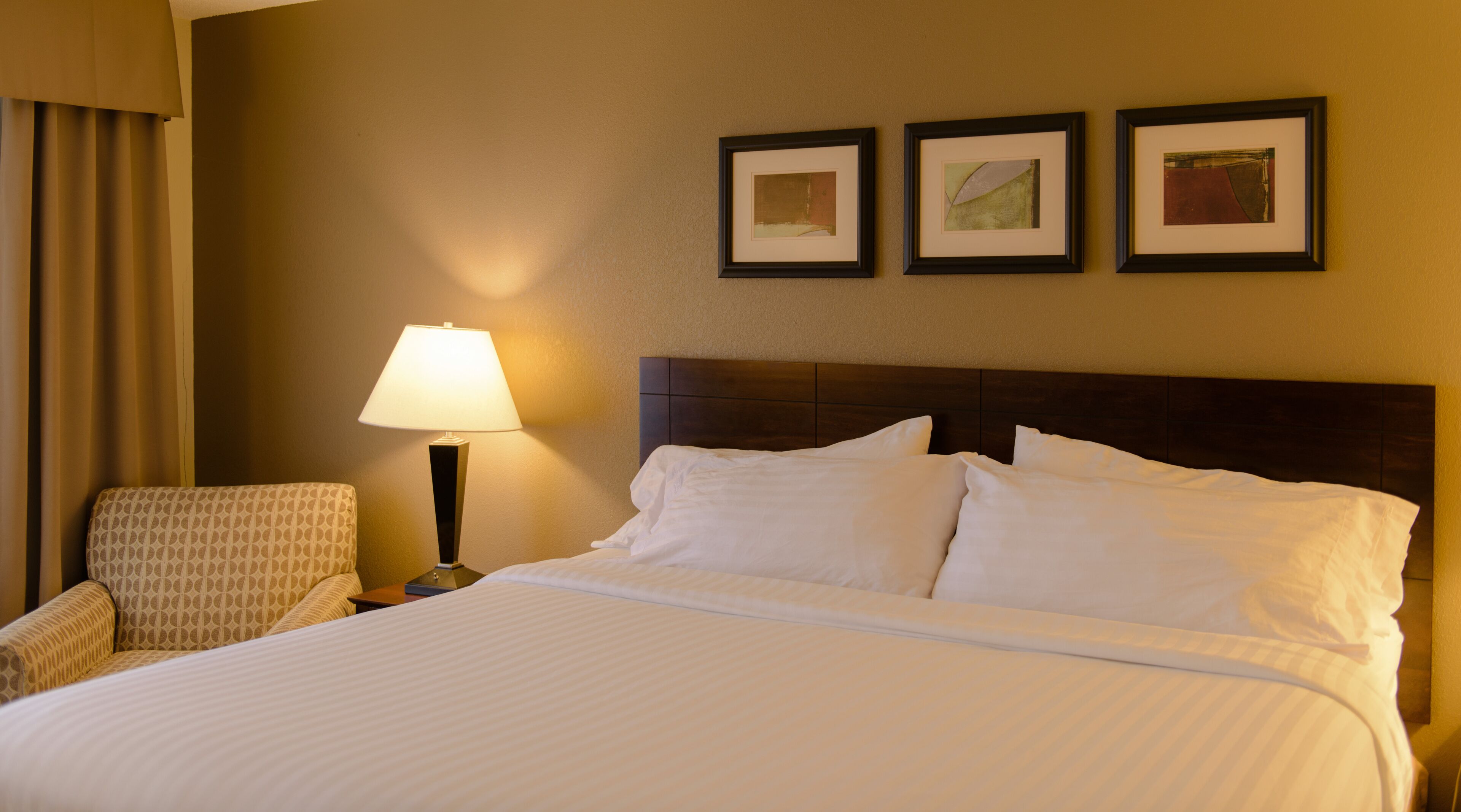 Standard Room, 1 King Bed | Desk, iron/ironing board, free cribs/infant beds, rollaway beds