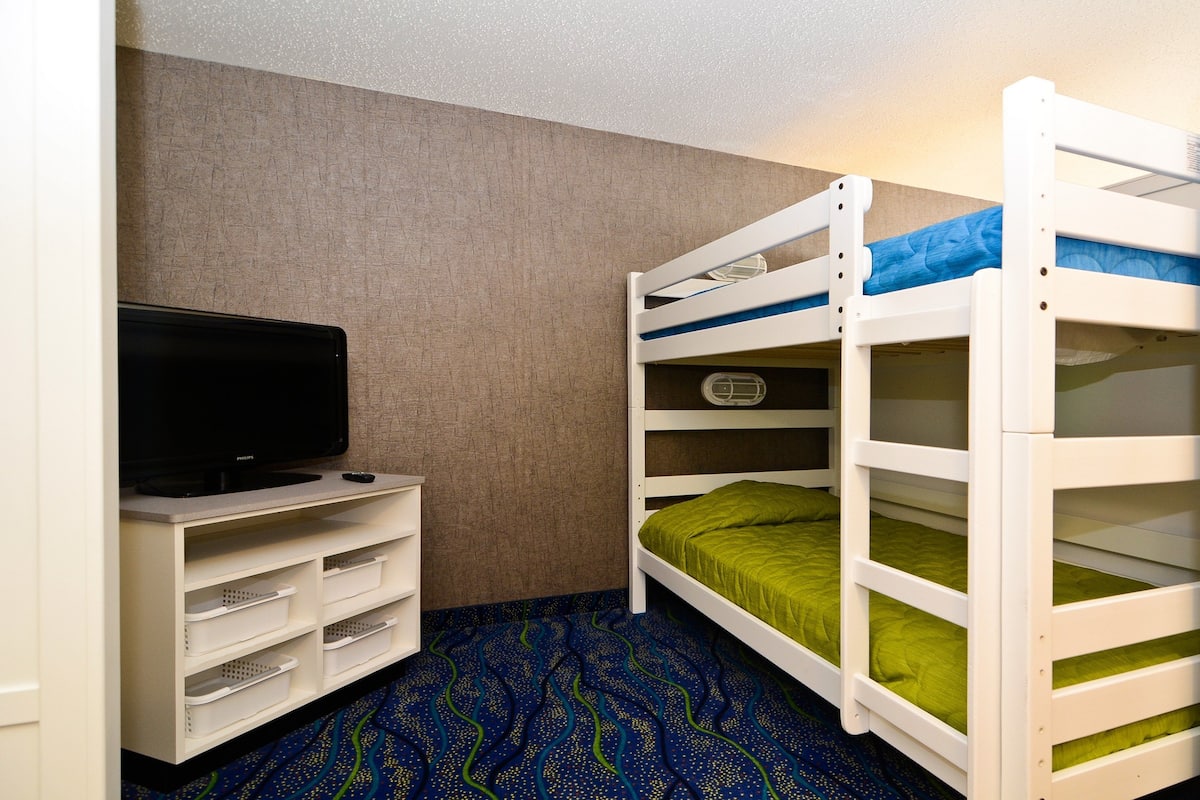 Suite, diversos llits | Caixa forta a l'habitació, escriptori i planxa i posts de planxar