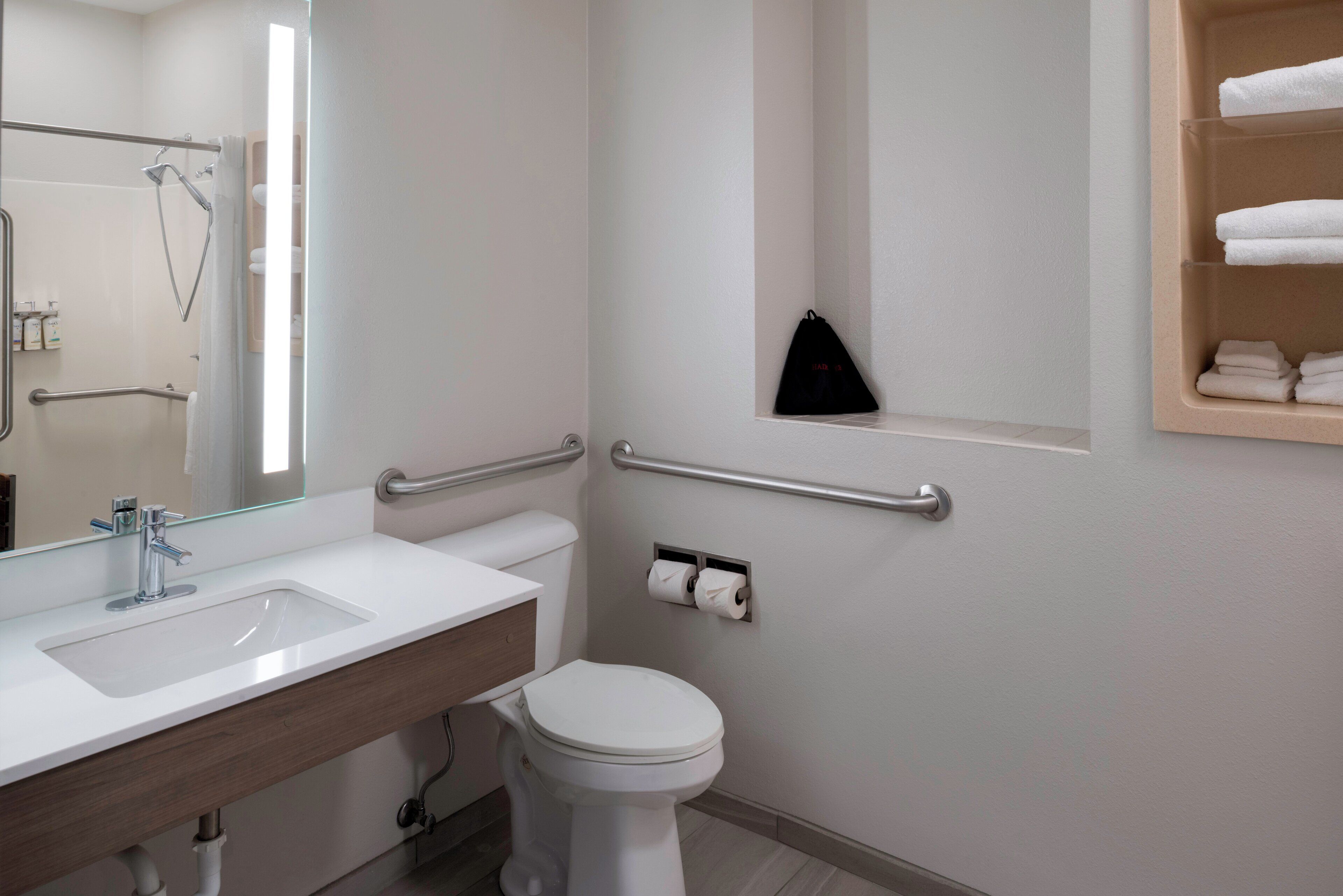 Chambre Standard, 2 grands lits, accessible aux personnes à mobilité réduite (Comm, Mobil Tran Shwr)