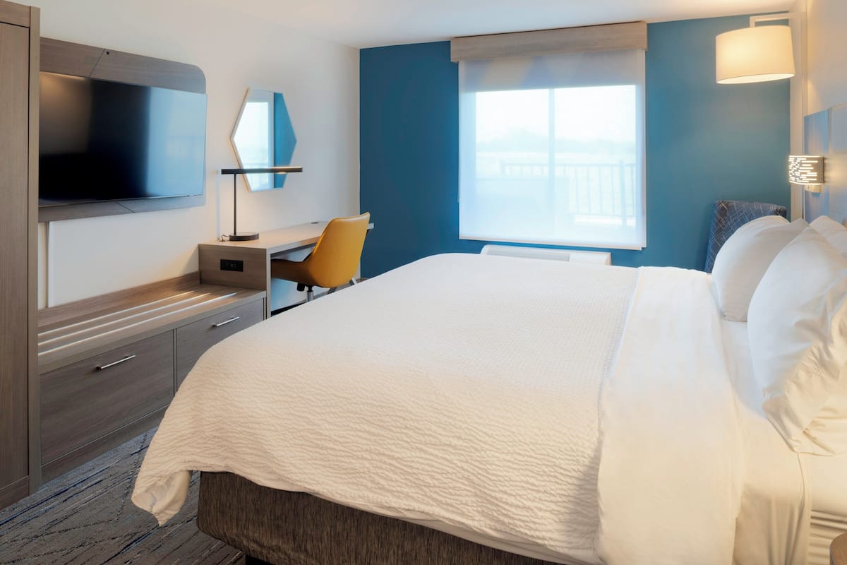 Standard Room, 1 King Bed | In-room safe, desk, iron/ironing board, free cots/infant beds