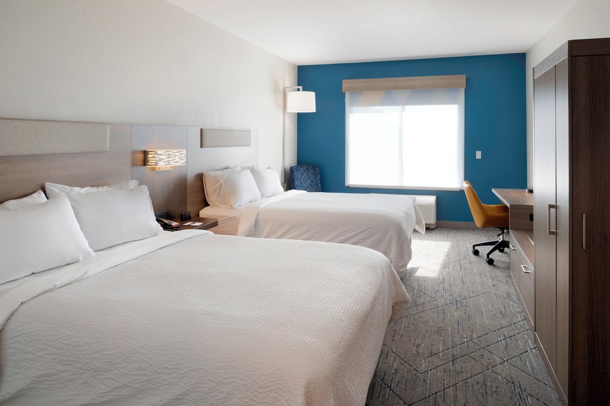 Suite, varias camas | Caja de seguridad en la habitación y escritorio