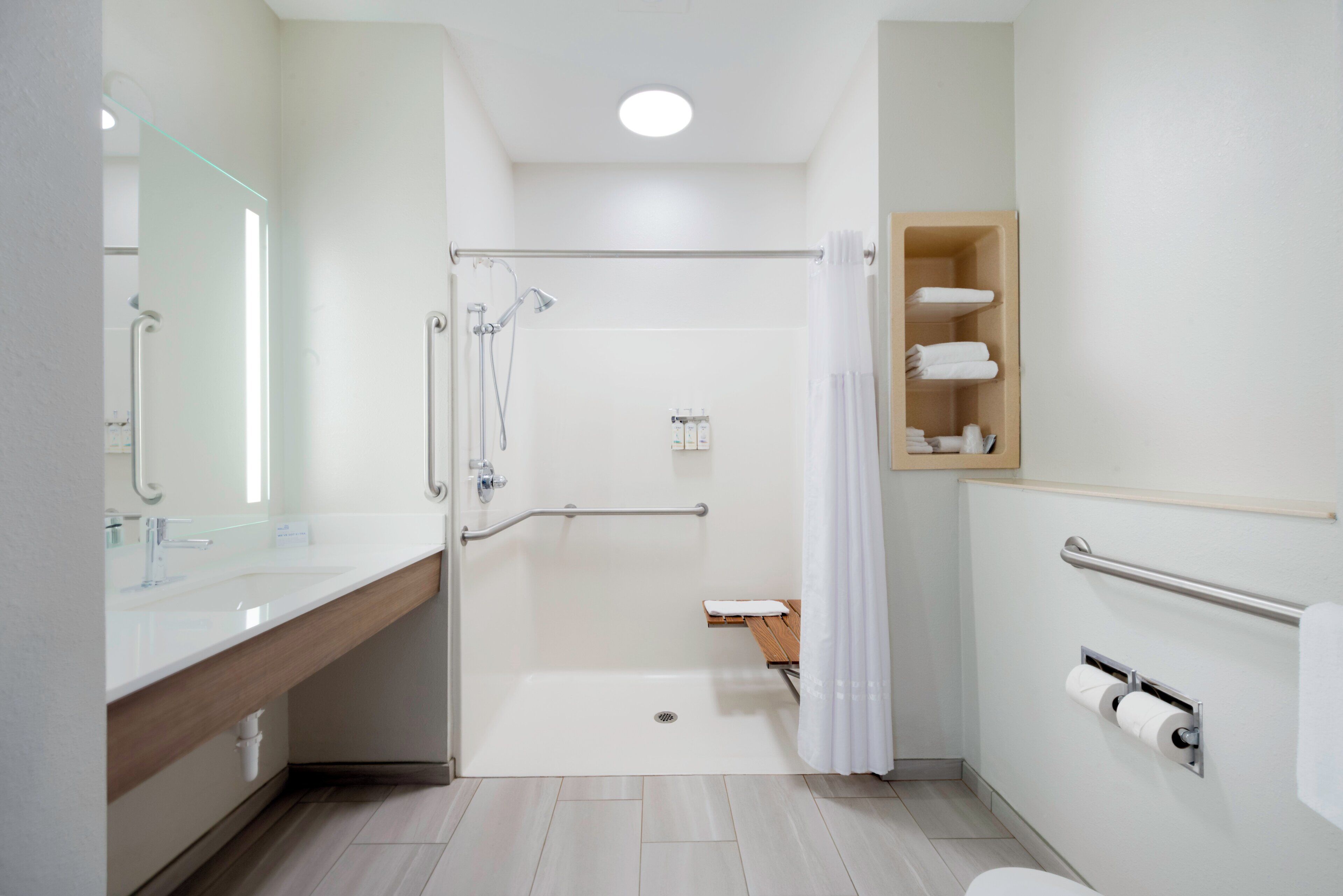 Habitación estándar, 1 cama King size (Comm, Mobil Roll Shwr) | Caja de seguridad en la habitación y escritorio 