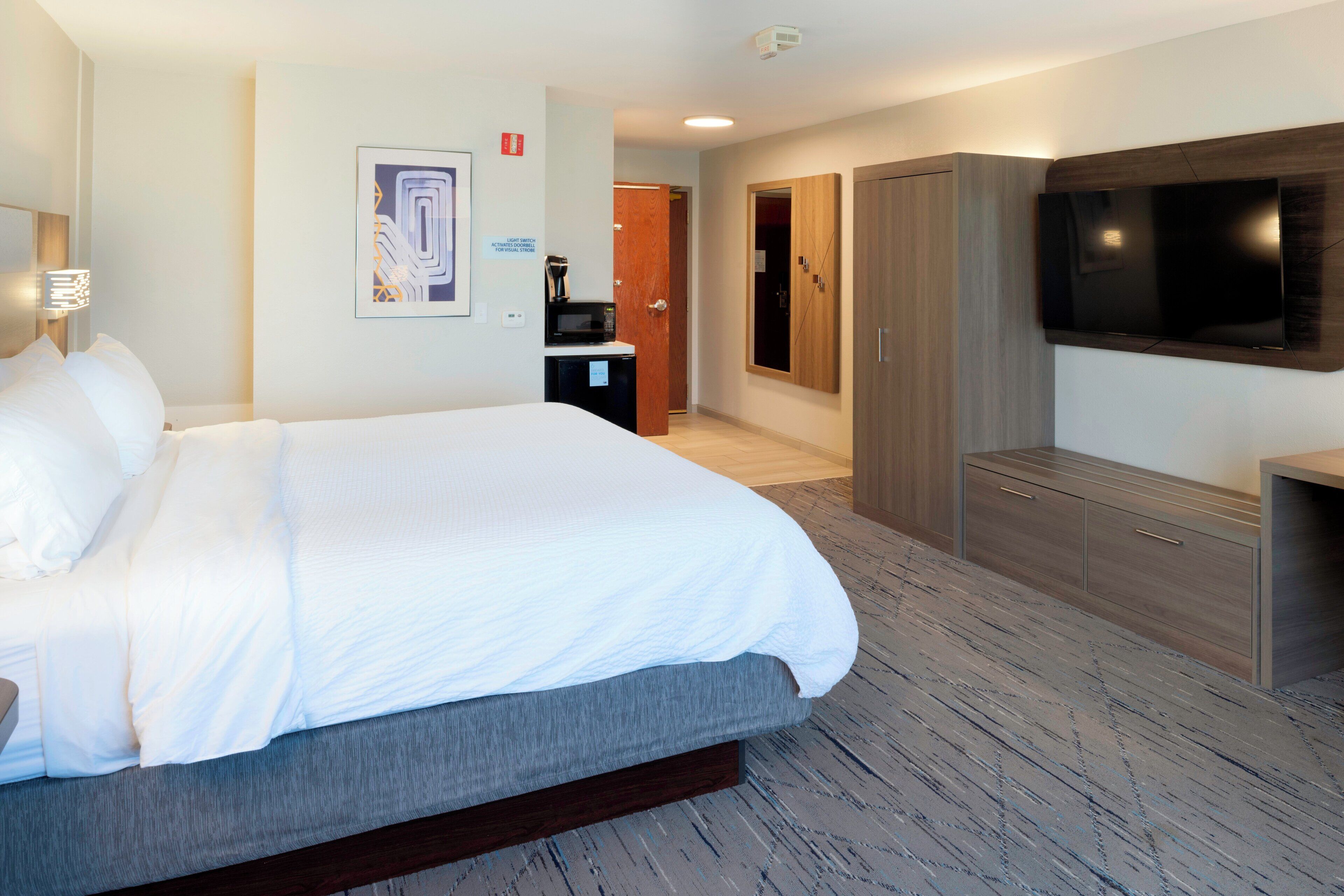 Standard Room, 1 King Bed, Corner | In-room safe, desk, iron/ironing board, free cribs/infant beds