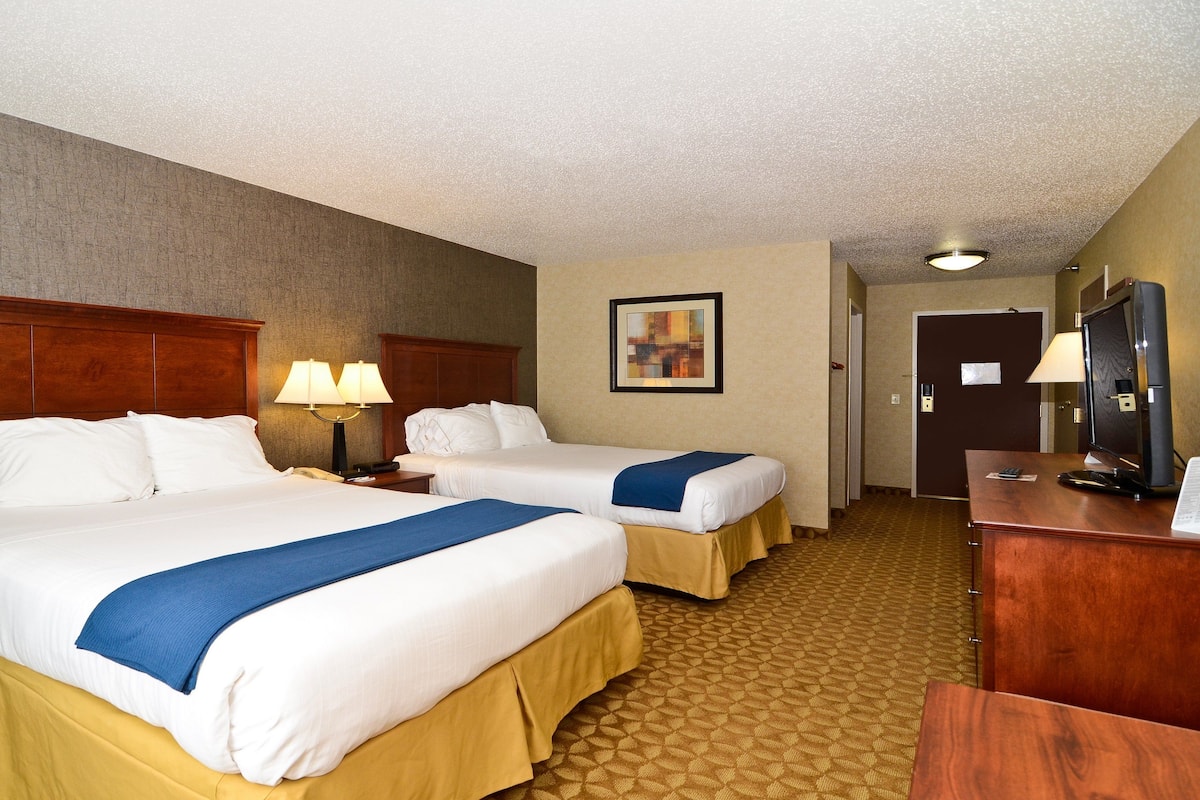 In-room safe, desk, iron/ironing board, free cribs/infant beds