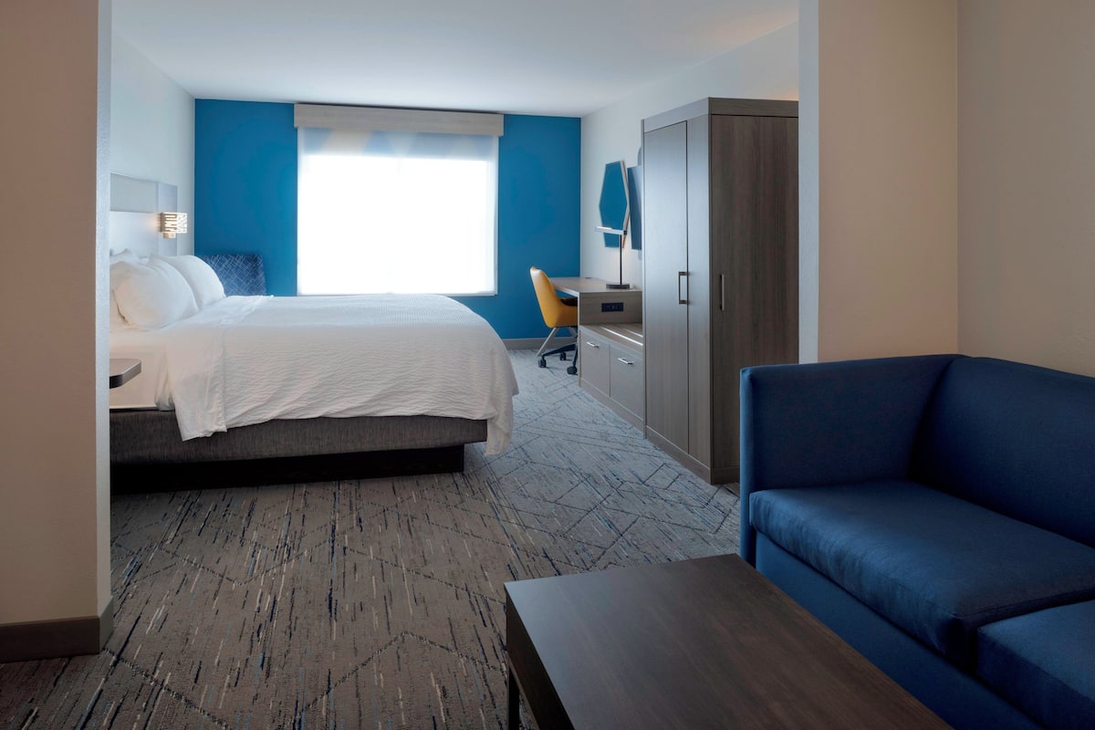 Standard Room, 1 King Bed (Wet Bar) | In-room safe, desk, iron/ironing board, free cots/infant beds