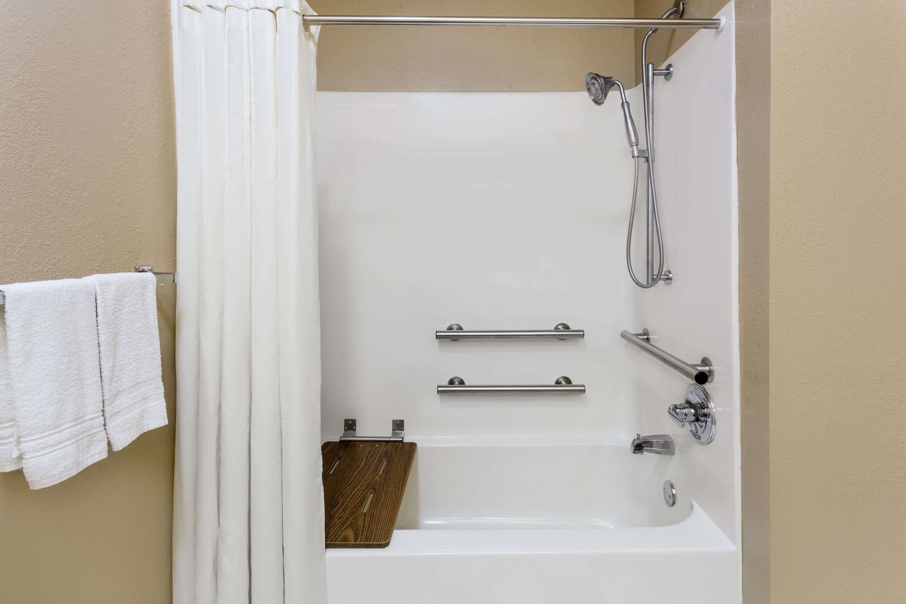 Une salle de bain avec une baignoire, une douche et un porte-serviettes.