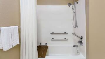 Un bagno con vasca, doccia e porta asciugamani.