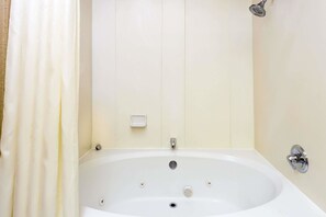 Hair dryer, towels - Super 8 by Wyndham Freeport (Freeport)