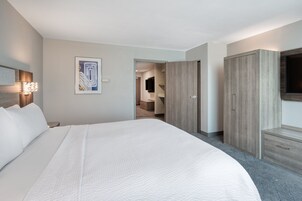 Suite, 1 Bedroom, Kitchen | Desk, blackout drapes, iron/ironing board, free cribs/infant beds