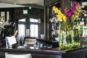 2 bars/lounges, cocktail bar, lobby lounge