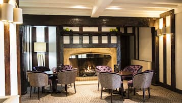 2 bars/lounges, cocktail bar, lobby lounge