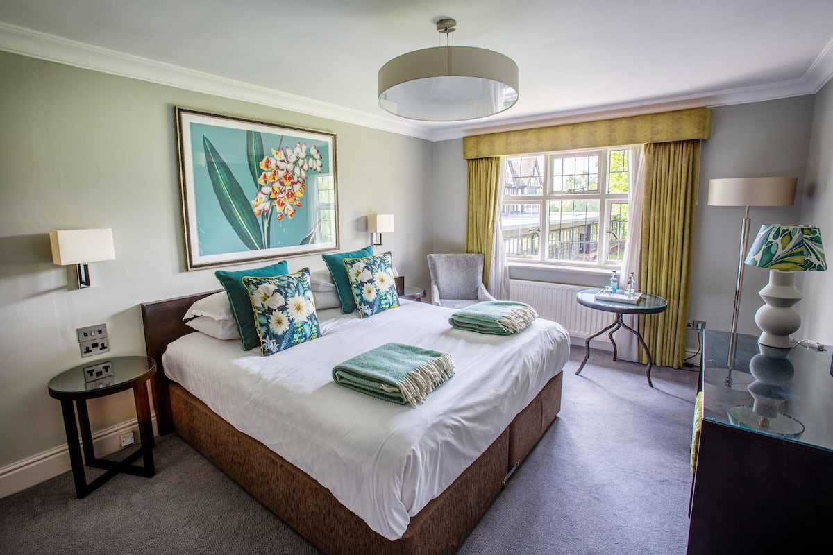 1 bedroom, Egyptian cotton sheets, premium bedding, pillowtop beds