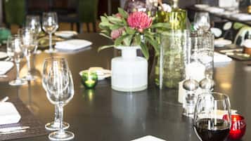 Se sirven desayunos y cocina europea moderna; con vista al jardín