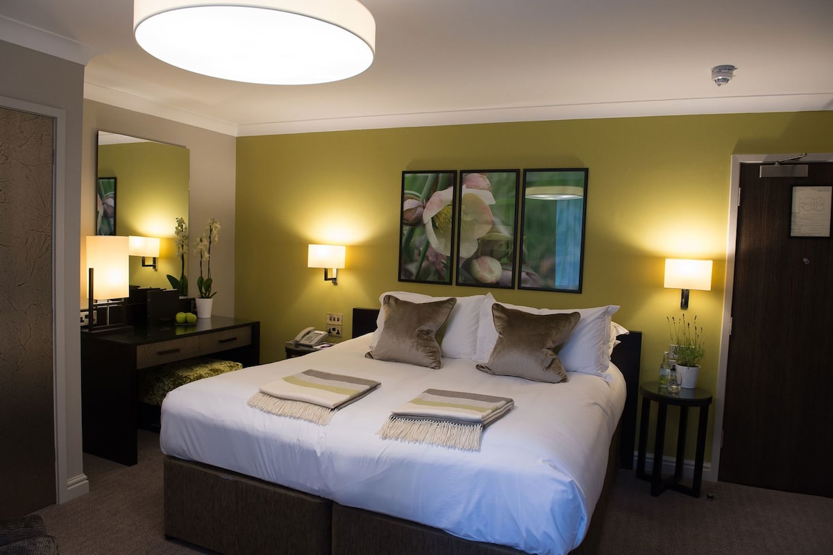 Egyptian cotton sheets, premium bedding, pillowtop beds, in-room safe