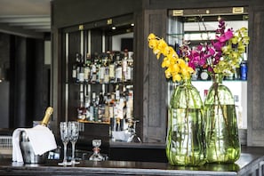2 bars/lounges, cocktail bar, lobby lounge - Hogarths Stone Manor (Kidderminster)