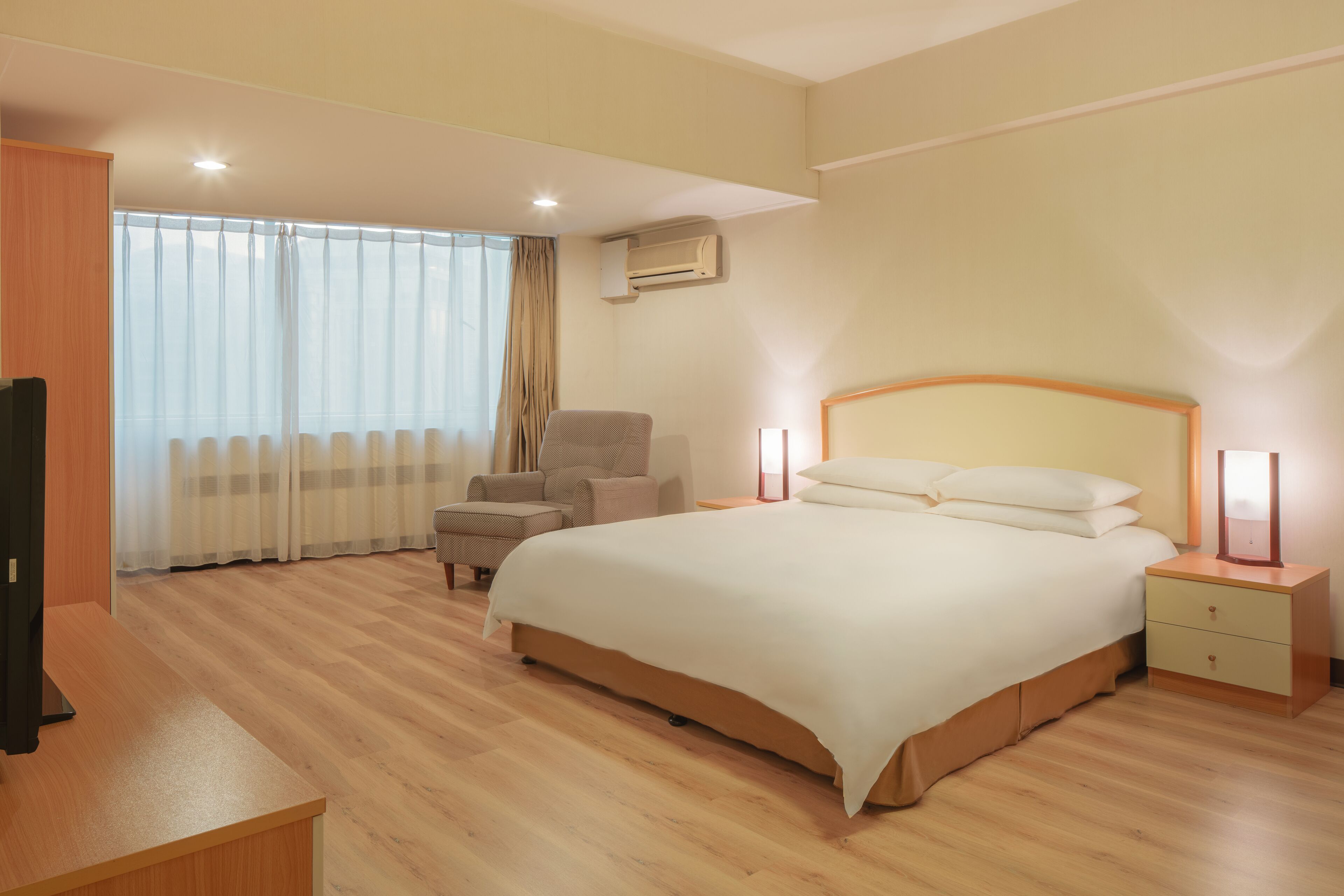 premium bedding, down duvets, pillow-top beds, in-room safe