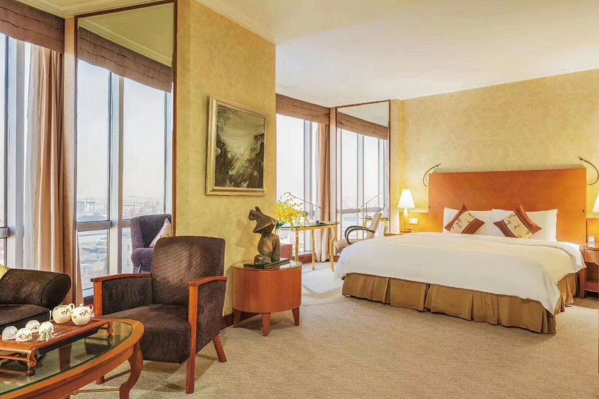 Junior Suite | Premium bedding, down comforters, pillowtop beds, in-room safe