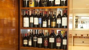Una botellera con varias estantes que contienen diferentes botellas de vino.