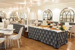 Desayuno buffet diario (EUR 17.60 por persona)