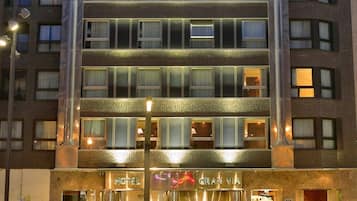 Façana frontal de l'allotjament (vespre/nit)