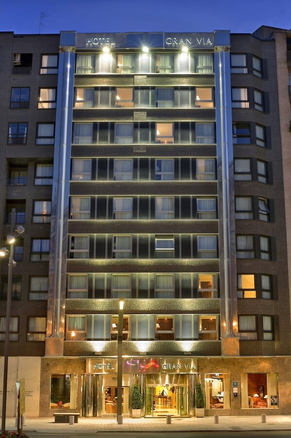 住宿正面 - 傍晚/夜晚