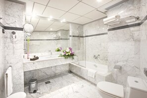 Duschwanne, Designer-Toilettenartikel, Haartrockner, Bidet