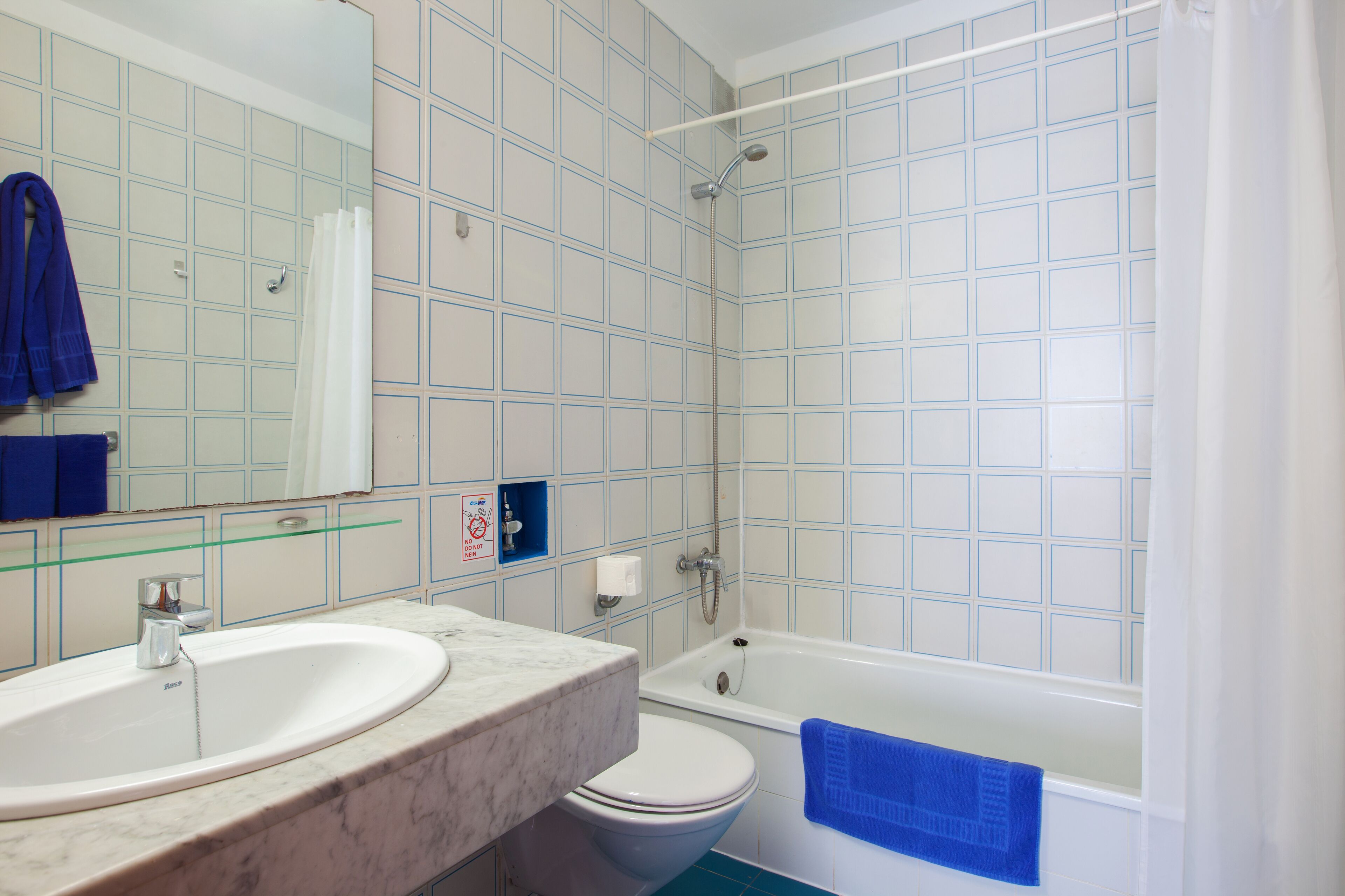 Une salle de bain avec un lavabo, des toilettes et une baignoire.