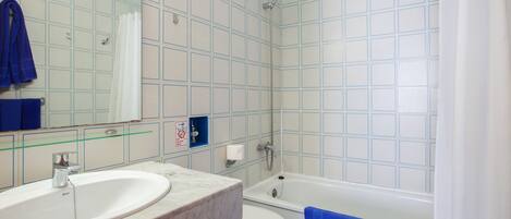 Une salle de bain avec un lavabo, des toilettes et une baignoire.