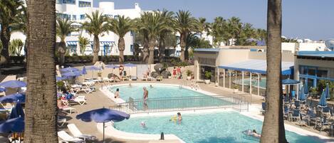 Piscine extérieure, parasols, chaises longues