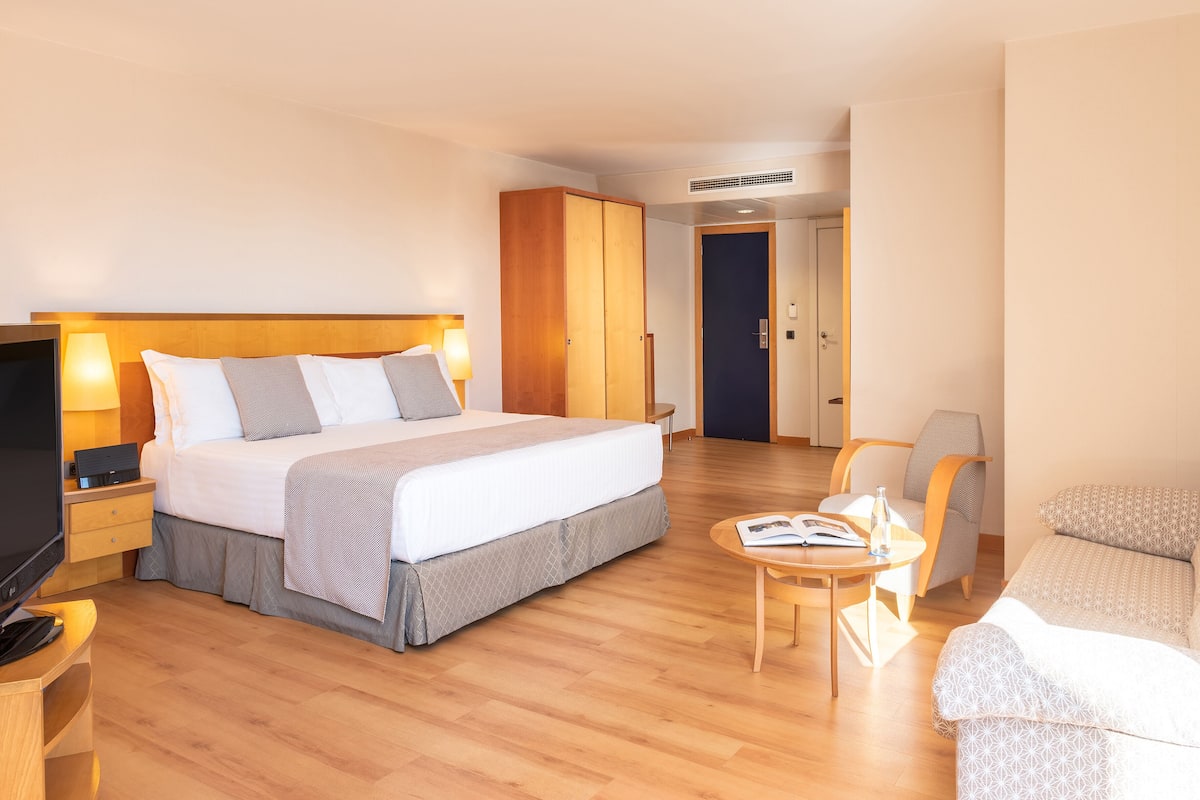 junior suite | down duvets, minibar, in-room safe, desk