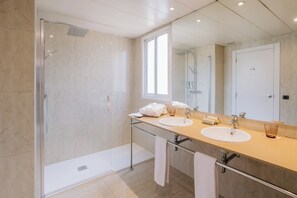 Junior Suite | Baño | Amenidades de baño gratuitas, secadora de cabello, bidet, toallas 