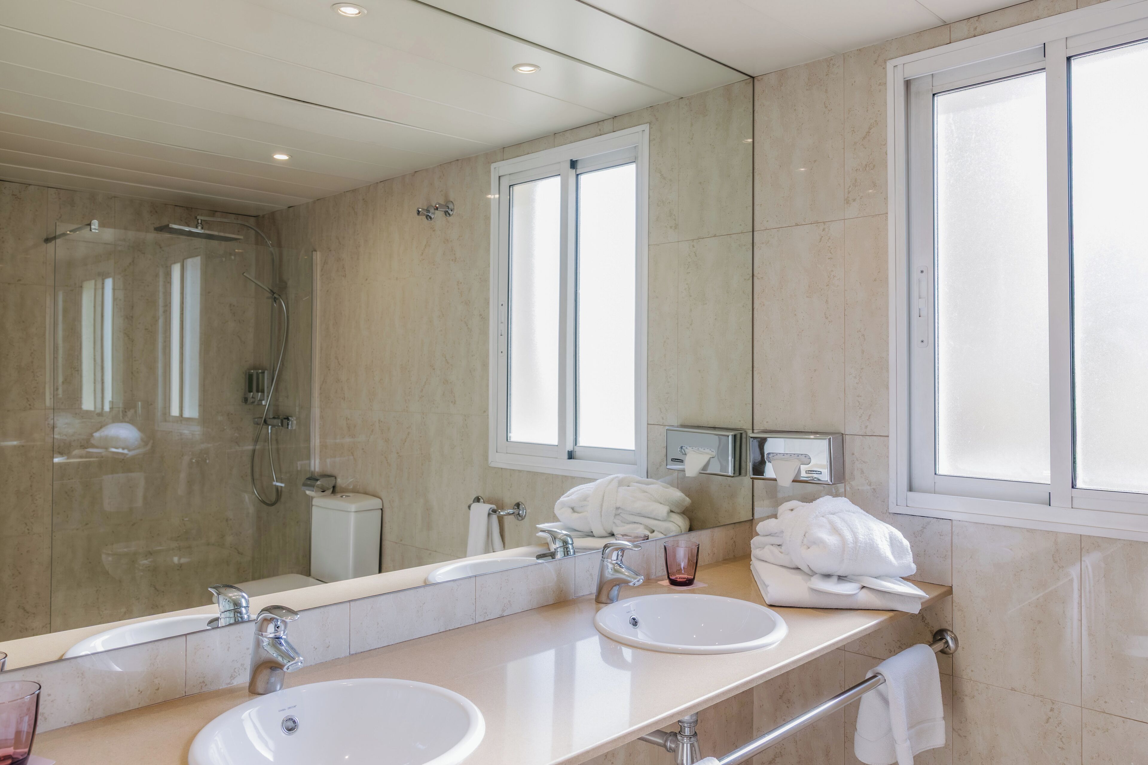 junior suite | bathroom | free toiletries, hair dryer, bidet, towels