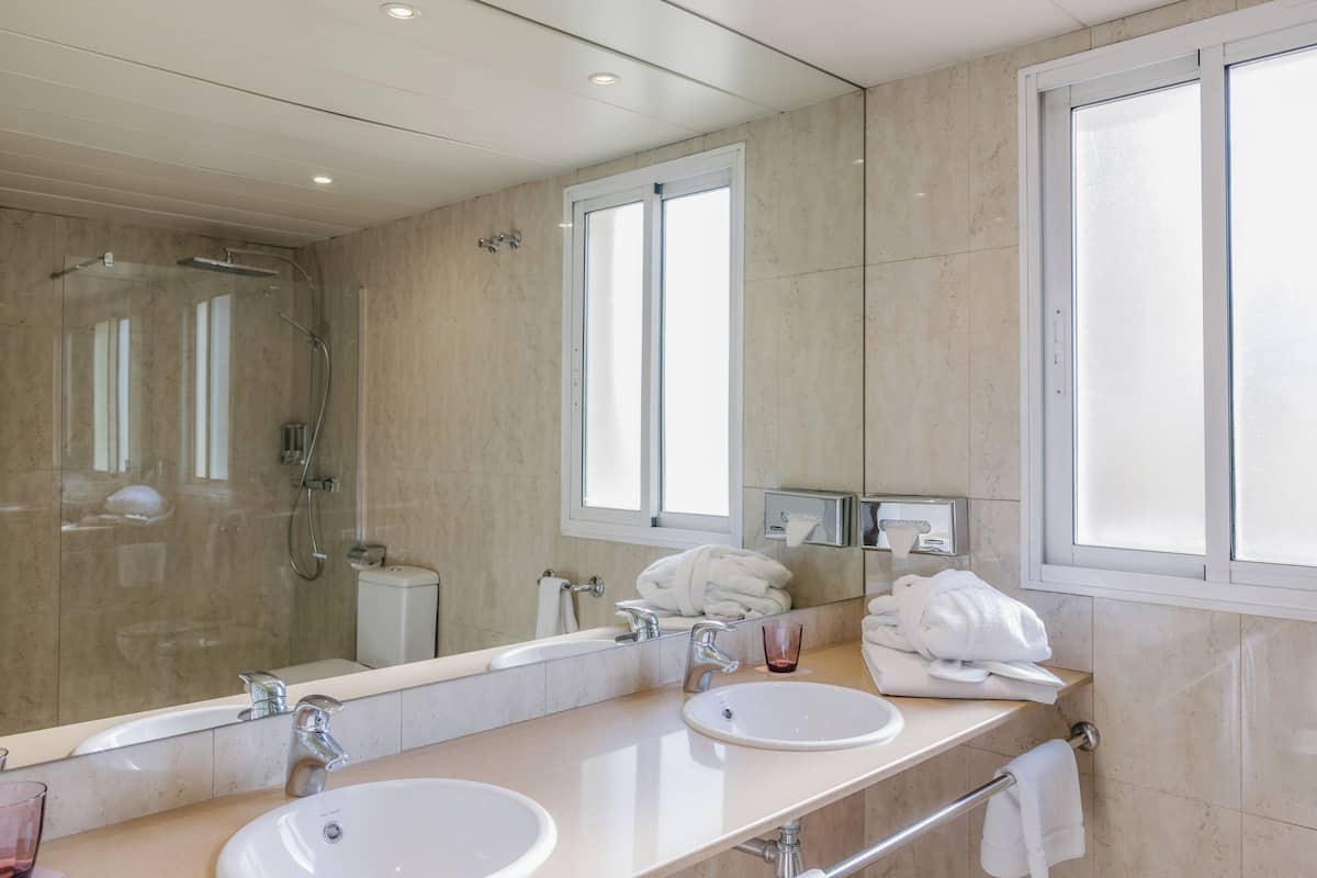junior suite | bathroom | free toiletries, hair dryer, bidet, towels