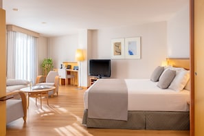 Junior Suite | Daunenbettdecken, Minibar, Zimmersafe, Schreibtisch
