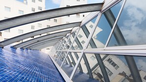 A modern building with a glass facade and a curved metal structure. - Hotel Castellon Center Affiliated by Meliá (Castelló de la Plana)