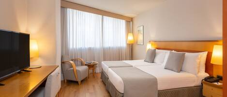 Gebar bulu kapas, bar mini, peti besi dalam bilik, meja