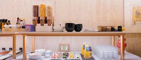 Un bufé de desayuno con diversas opciones de comida y bebidas.