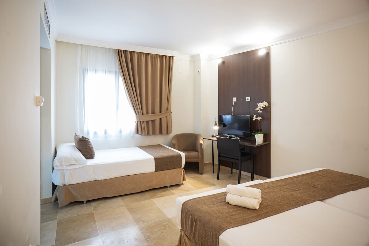 triple room | in-room safe, desk, laptop workspace, free wifi