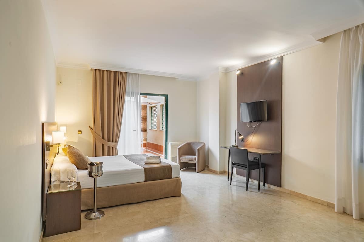 In-room safe, desk, laptop workspace, free WiFi
