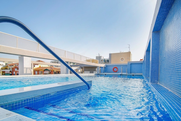 Piscine extérieure, chaises longues