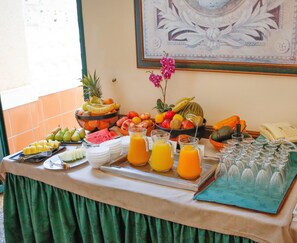 Café da manhã com buffet todos os dias mediante uma taxa