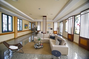 Coin salon dans le hall