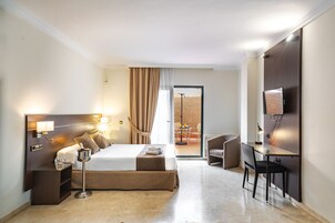 Caja de seguridad en la habitación y escritorio 