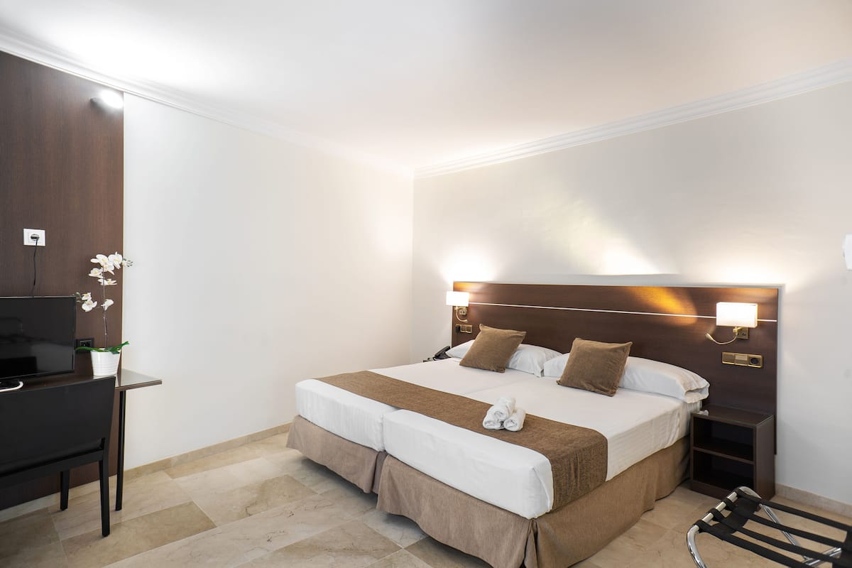 In-room safe, desk, laptop workspace, free WiFi