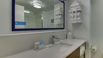 Combined shower/bathtub, free toiletries, hair dryer, towels