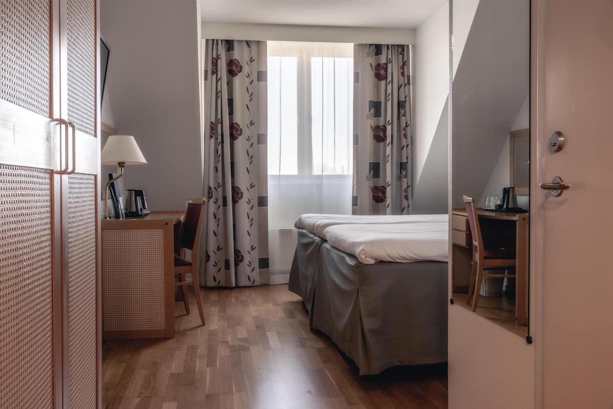 Economy Room, 2 Single Beds, Non Smoking | Individually decorated, individually furnished, desk, cots/infant beds