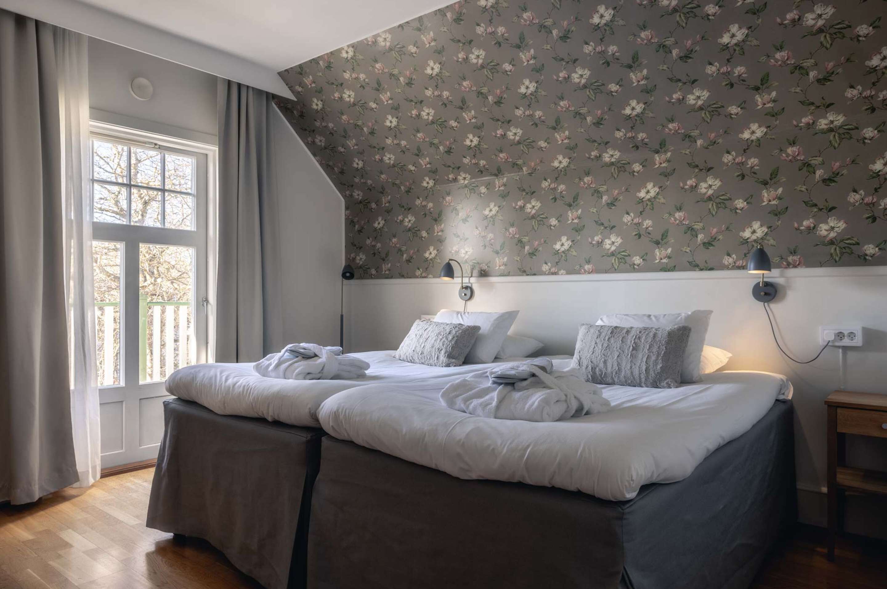 individually decorated, individually furnished, desk, cots/infant beds