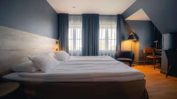 Standard Room, 2 Twin Beds, Non Smoking | Individually decorated, individually furnished, desk, cribs/infant beds