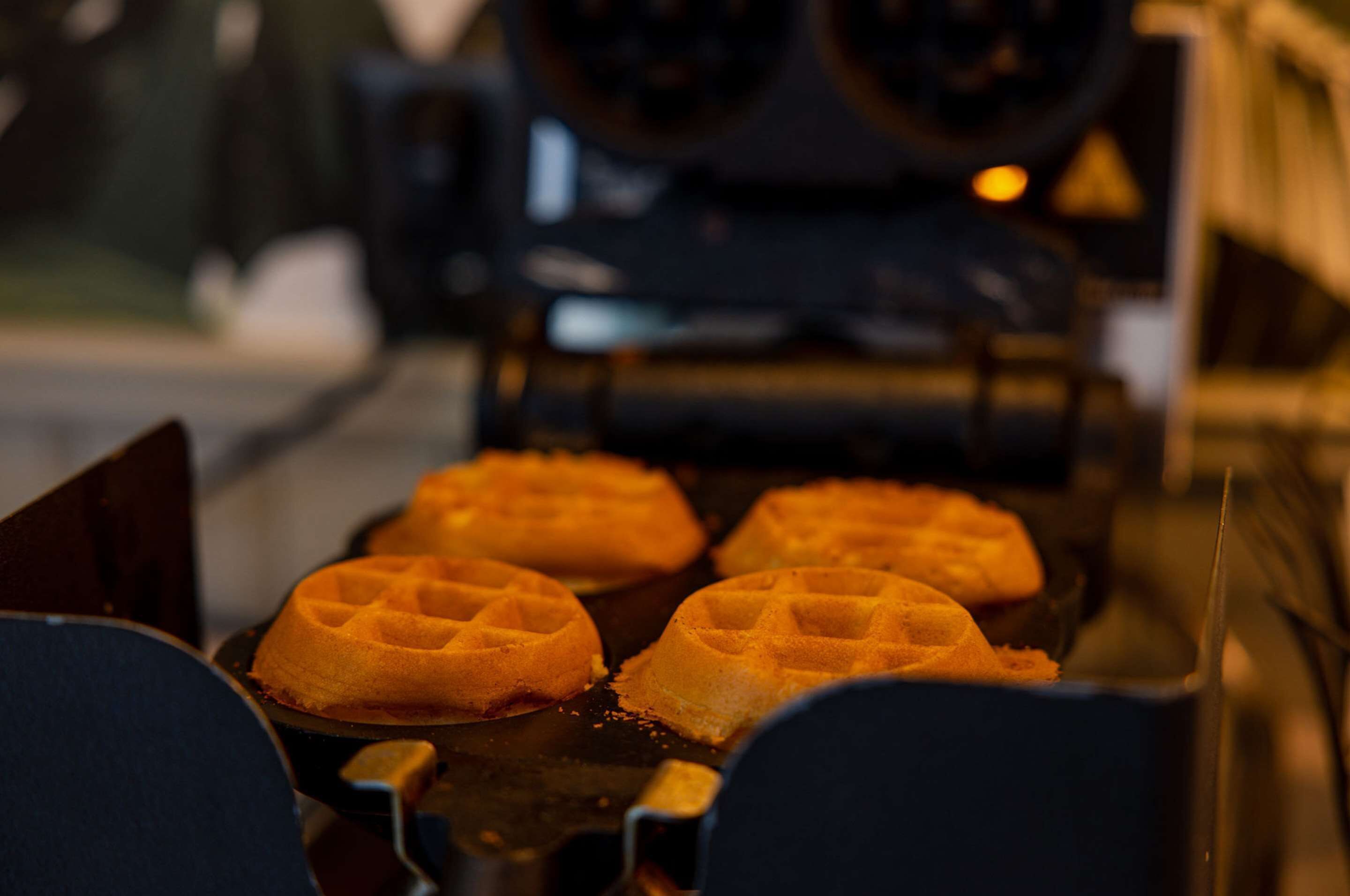 Een gaufreteur met vier wafels.